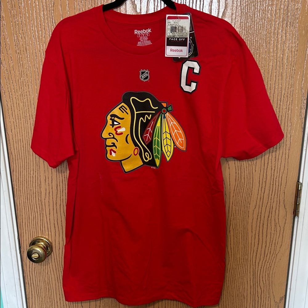 Reebok Black Hawks Hockey Graphic Tee ( Capt. Toews 19)